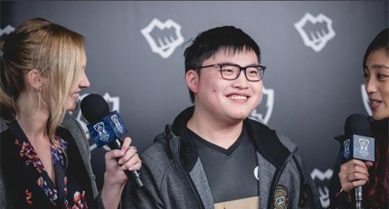 步突显了门